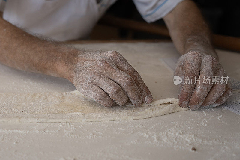 在面包店制作karadeniz pide的特写，传统的土耳其食物